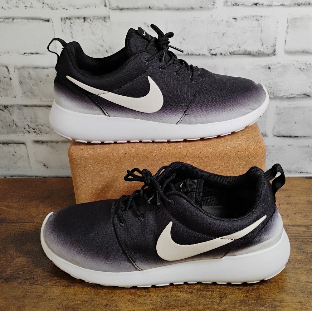 Nike Roshe One Sneaker Shoes Women's size 7  no box 599432-008 / Clean
